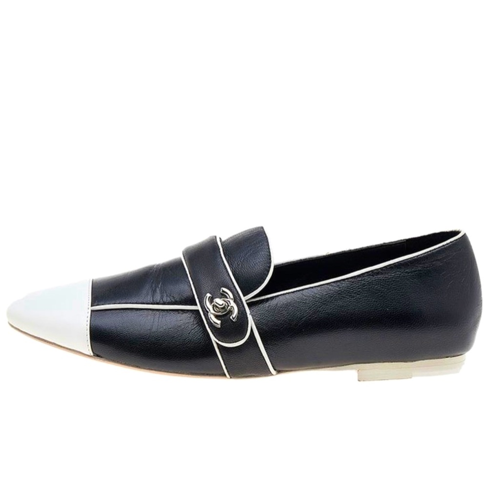 🍒CHANEL Black\White Leather Cap Toe Turn lock Logo Loafers   EU46 US6